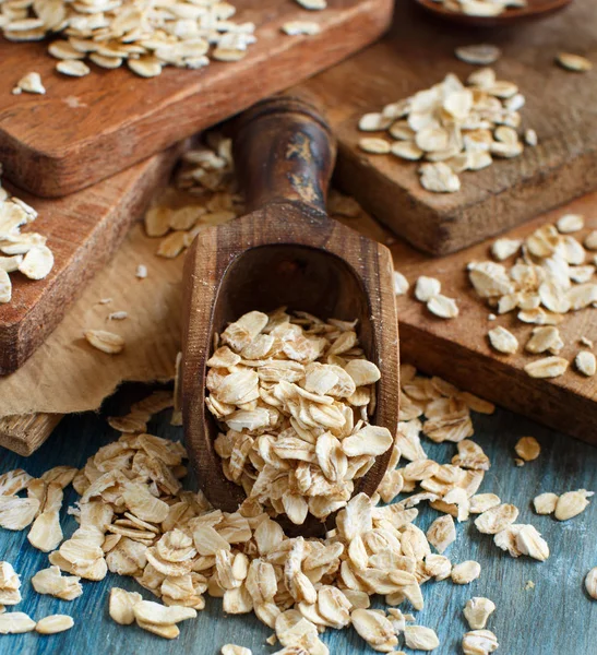 Avena Enrollada Sobre Una Mesa Azul Con Una Cuchara Madera —  Fotos de Stock