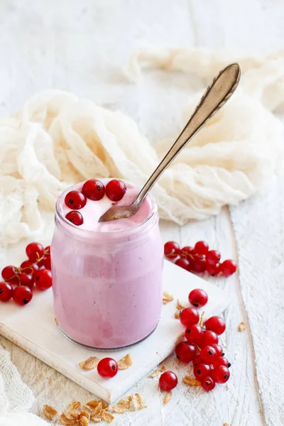 Czerwone Porzeczki Jogurt Szklance Bliska — Zdjęcie stockowe