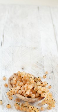 Olgun beyaz üzümü meyve bir kase içinde yakın çekim