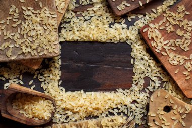 Bir ahşap masa üstü görünümde kaynatılmış pirinç