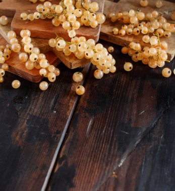 Olgun beyaz üzümü çilek ahşap bir masa üzerinde Kapat