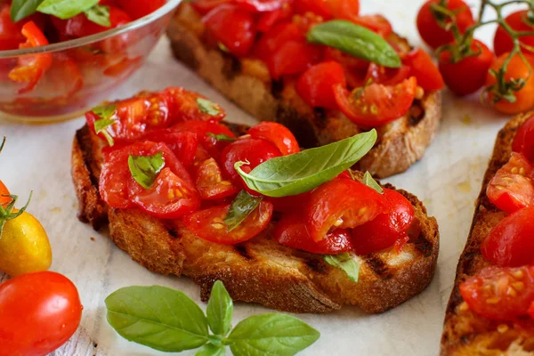 Aperitivo Bruschetta Italiano Casero Con Tomates Cherry Albahaca — Foto de Stock