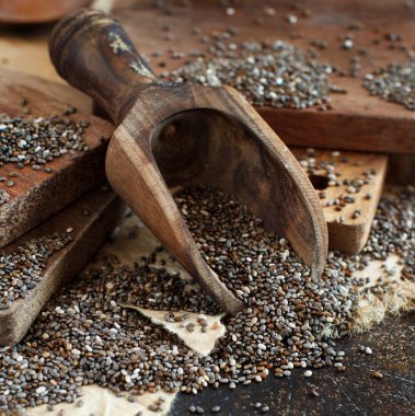 Chia tohum bir tahta kaşıkla yakın çekim