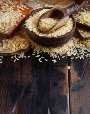 Kaynatılmış pirinç bir kase bir tahta kaşıkla yakın çekim