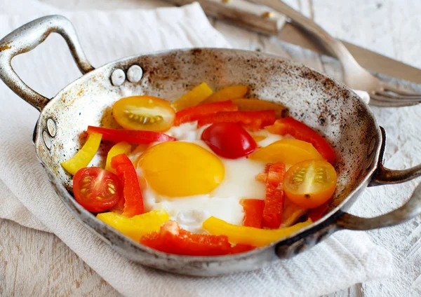 Huevo Frito Con Pimiento Tomates Una Sartén Vieja — Foto de Stock