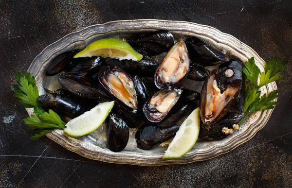 Fresh Uncooked Italian Mussels Lime Parsley Top View — Stock Photo, Image