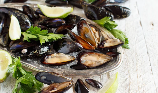 Fresh Uncooked Italian Mussels Lime Parsley — Stock Photo, Image