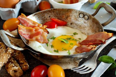 Kızarmış yumurta ve pastırmalı kahvaltı eski bir tavada