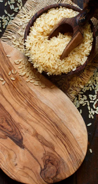 Parboiled Reis Einer Schüssel Mit Einem Holzlöffel Großaufnahme — Stockfoto