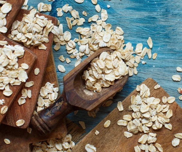 Avena Arrotolata Vista Dall Alto Tavolo Blu Con Cucchiaio Legno — Foto Stock