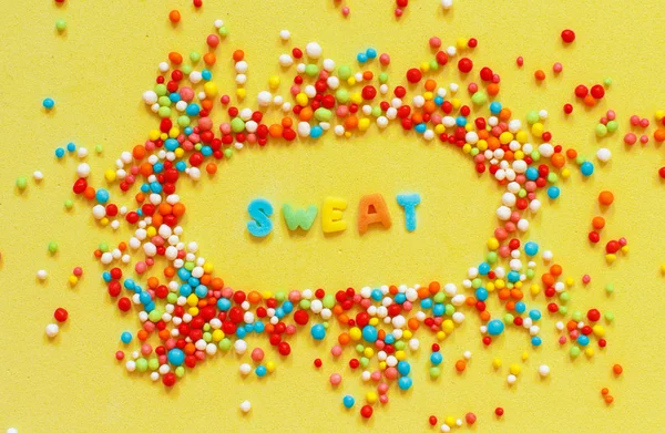 Ψεκάζει Πολύχρωμης Ζάχαρης Και Μια Γλυκιά Λέξη Φωτεινό Κίτρινο Φόντο — Φωτογραφία Αρχείου