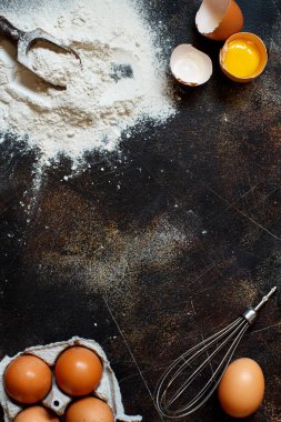 Malzemeler ve pişirme için mutfak eşyaları kapat