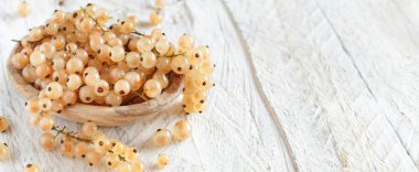 Olgun beyaz üzümü meyve bir kase içinde yakın çekim