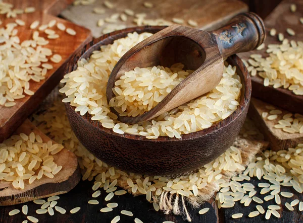 Riso Parboiled Una Ciotola Con Cucchiaio Legno Vicino — Foto Stock