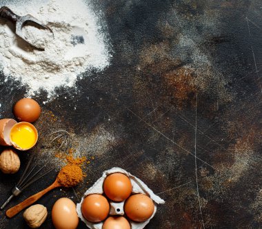 Malzemeler ve pişirme için mutfak eşyaları kapat