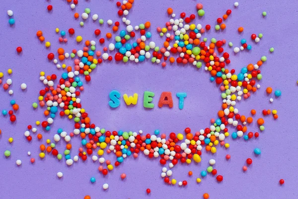 Ψεκάζει Πολύχρωμης Ζάχαρης Και Μια Γλυκιά Λέξη Ένα Φωτεινό Μοβ — Φωτογραφία Αρχείου