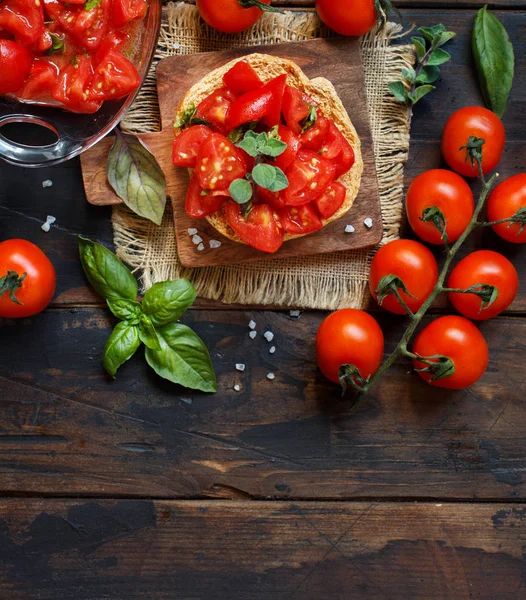 Frisella Typisk Syditaliensk Bröd Seasond Med Tomater Och Örter — Stockfoto