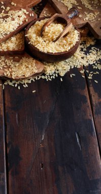 Kaynatılmış pirinç bir kase bir tahta kaşıkla yakın çekim