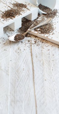 Chia tohum bir tahta kaşıkla yakın çekim