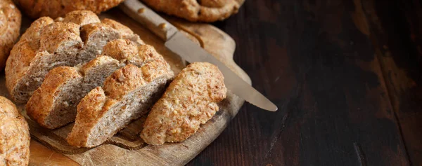 Pão Trigo Inteiro Uma Mesa Madeira Fechar — Fotografia de Stock