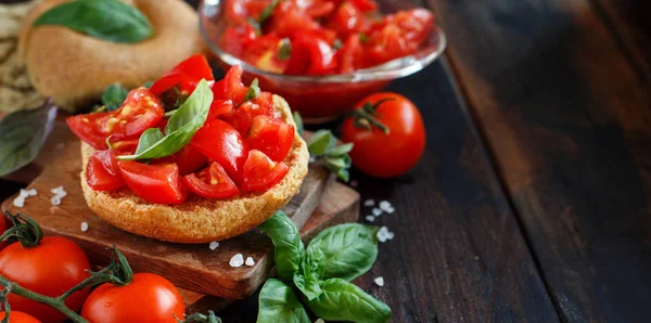 Frisella Típico Sazón Pan Del Sur Italia Con Tomates Hierbas — Foto de Stock