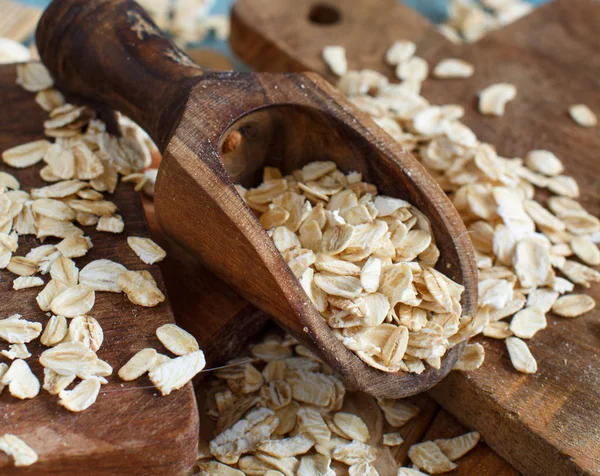 Avena Enrollada Sobre Una Mesa Azul Con Una Cuchara Madera — Foto de Stock