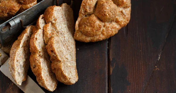 Pão Trigo Inteiro Uma Mesa Madeira Fechar — Fotografia de Stock