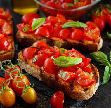 Ev yapımı İtalyan Bruschetta meze kiraz domates ve fesleğen ile