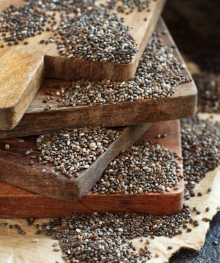 Chia tohum bir tahta kaşıkla yakın çekim