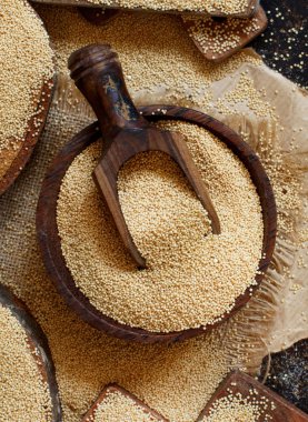 Karanlık masa üstü vew üzerinde ham organik Amaranth tahıl