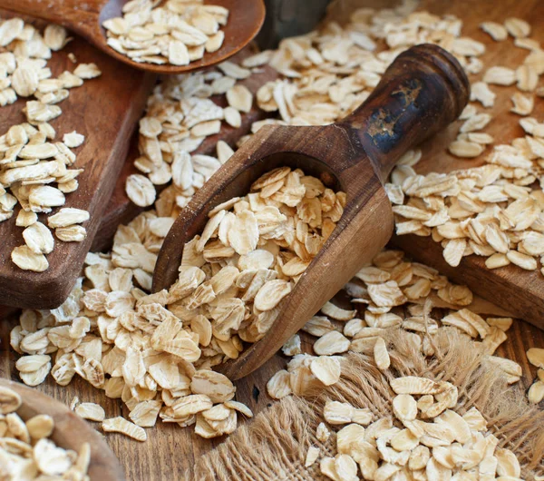 Avena Enrollada Con Una Cuchara Cerca Sobre Una Mesa Madera — Foto de Stock