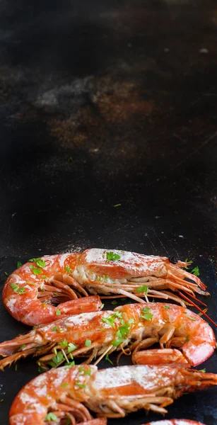 Gegrillte Garnelen Mit Zitrone Auf Holz Aus Nächster Nähe — Stockfoto