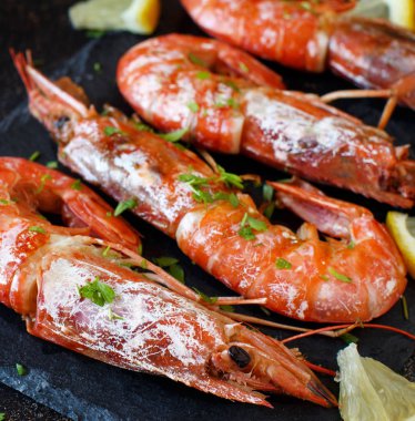 Ahşap üzerine limonlu ızgara karides yakın çekim