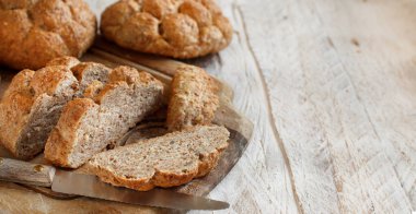 Kepekli ekmek ahşap bir masa üzerinde Kapat