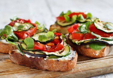 Vejetaryen sandviç taze peynir, ızgara domates, patlıcan ve kabak 