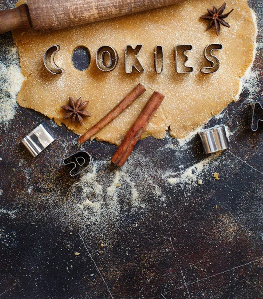 在黑桌上的面团中制作 Cookie — 图库照片