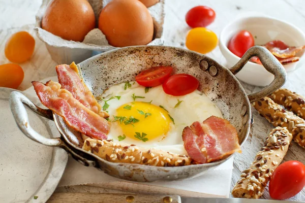 Ontbijt Met Gebakken Eieren Spek Een Oude Koekenpan — Stockfoto