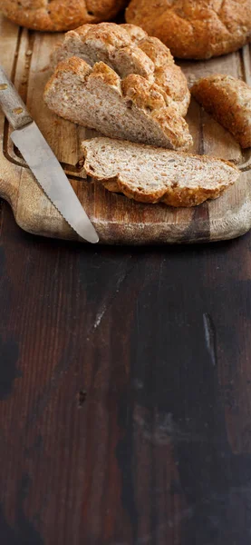 Pão Trigo Inteiro Uma Mesa Madeira Fechar — Fotografia de Stock