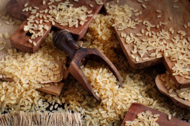 Bir tahta kaşıkla kaynatılmış pirinç yakın çekim