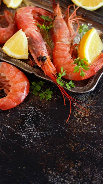 Crevettes Rouges Crues Citron Sur Fond Sombre — Photo