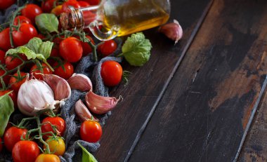 İtalyan domates sosu - Cherry domates, sarımsak, fesleğen ve zeytinyağı için malzemeler 