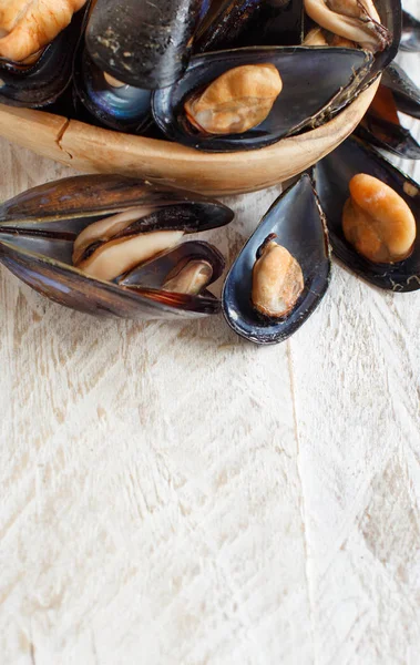 Fresh Boiled Italian Black Mussels Close White Wooden Table — Stock Photo, Image