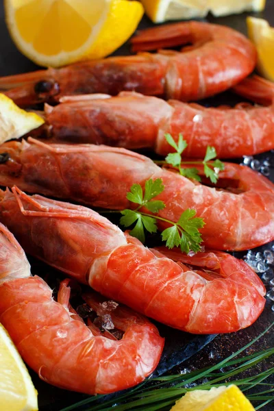 Raw Red Shrimps Lemon Dark Background — Stock Photo, Image