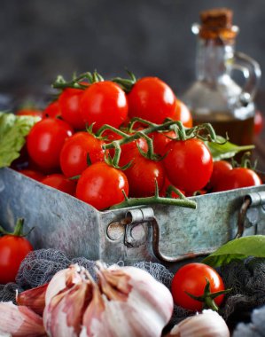 İtalyan domates sosu - Cherry domates, sarımsak, fesleğen ve zeytinyağı için malzemeler 