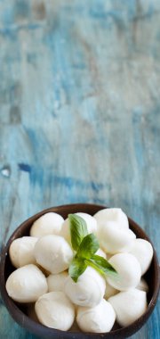 İtalyan peynir mozzarella peyniri Fesleğenli bir kasede yakın çekim