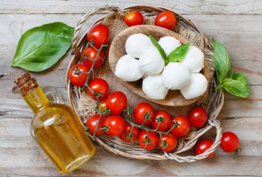 Domates, zeytin yağı ve otlar ile İtalyan peynir mozzarella 