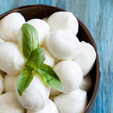 İtalyan peynir mozzarella peyniri Fesleğenli bir kasede yakın çekim