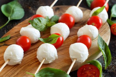 Domates ve fesleğen - caprese şiş ile İtalyan peynir mozzarella