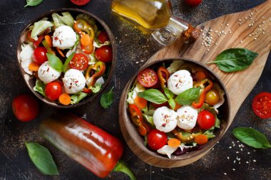 Hindistan cevizi içinde mozzarella peyniri ile karışık salata yakın kadar kase.