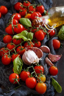 İtalyan domates sosu - Cherry domates, sarımsak, fesleğen ve zeytinyağı için malzemeler 